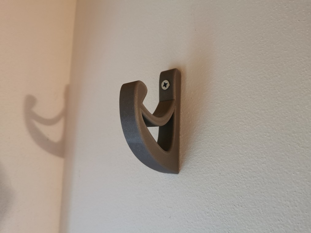 Držák z PLA filamentu připevněný na zdi